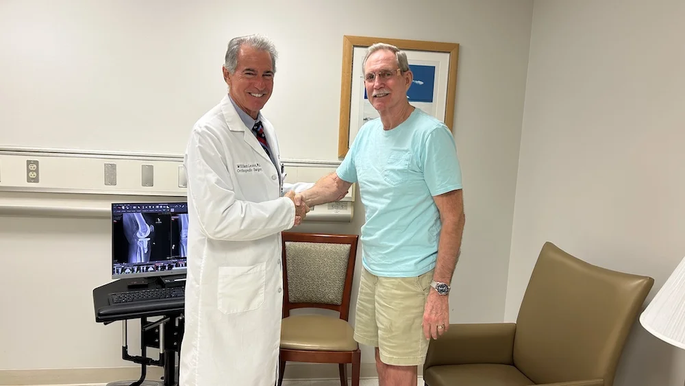 Bennett Quade shaking hands with Dr. Leone Total Knee patient